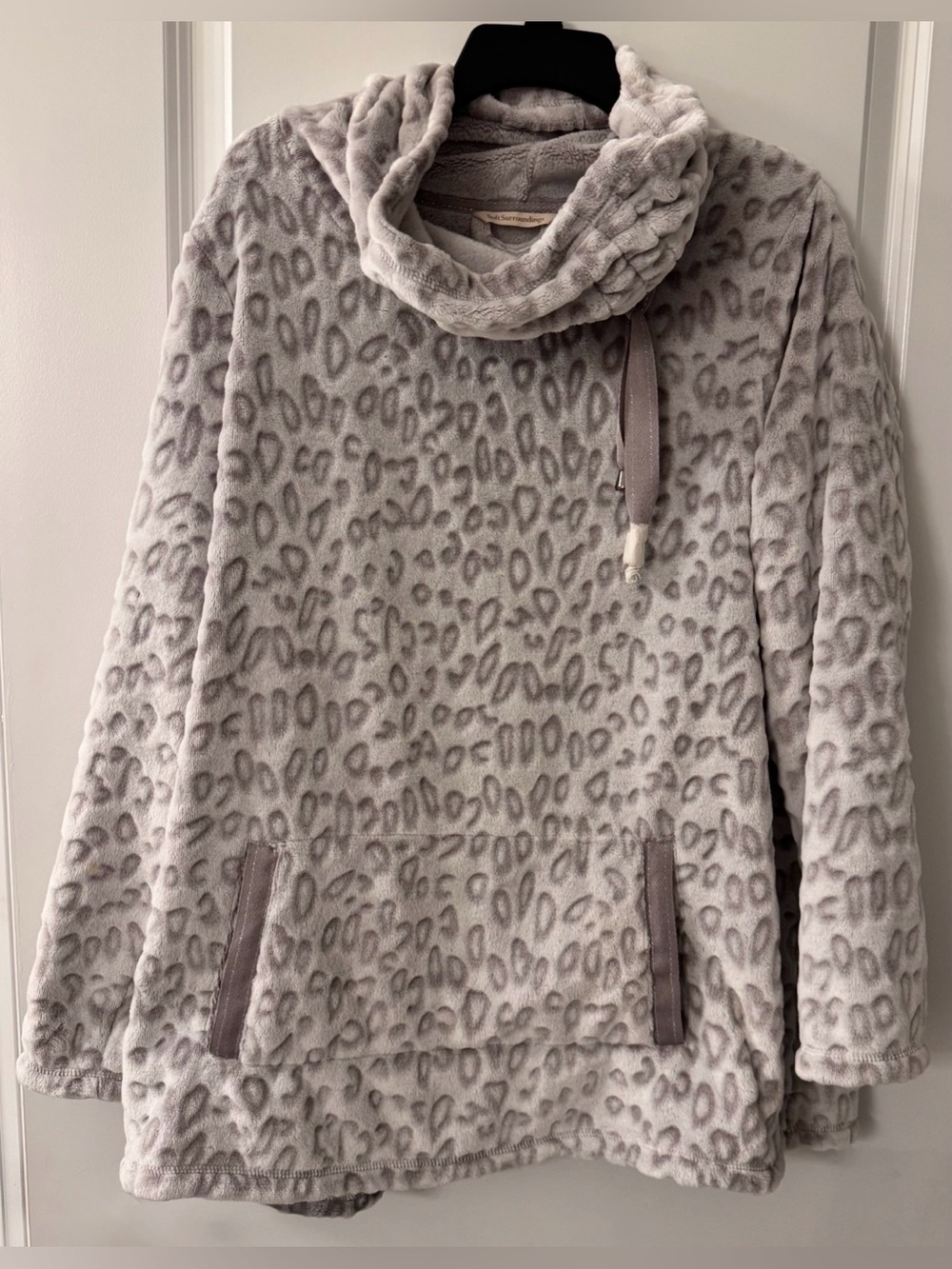 #x537 - Soft Surroundings Tanzania Alabaster Leopard Plush Minky Fleece Pullover